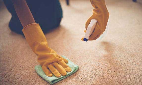 پاک کردن لاک از روی فرش با شیشه شوی